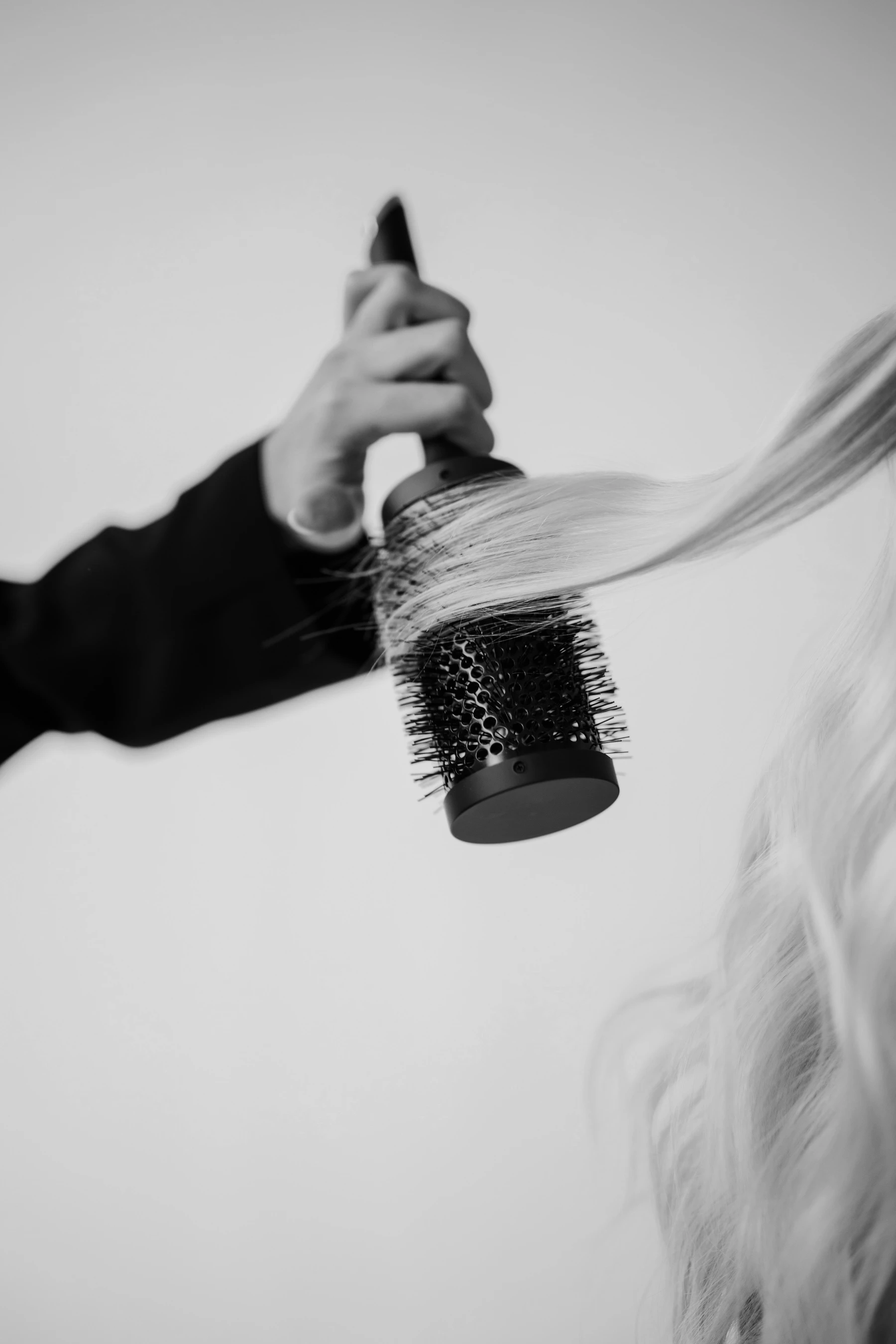 Professionelles Haarstyling mit Rundbürste und dynamisch bewegtem Haar