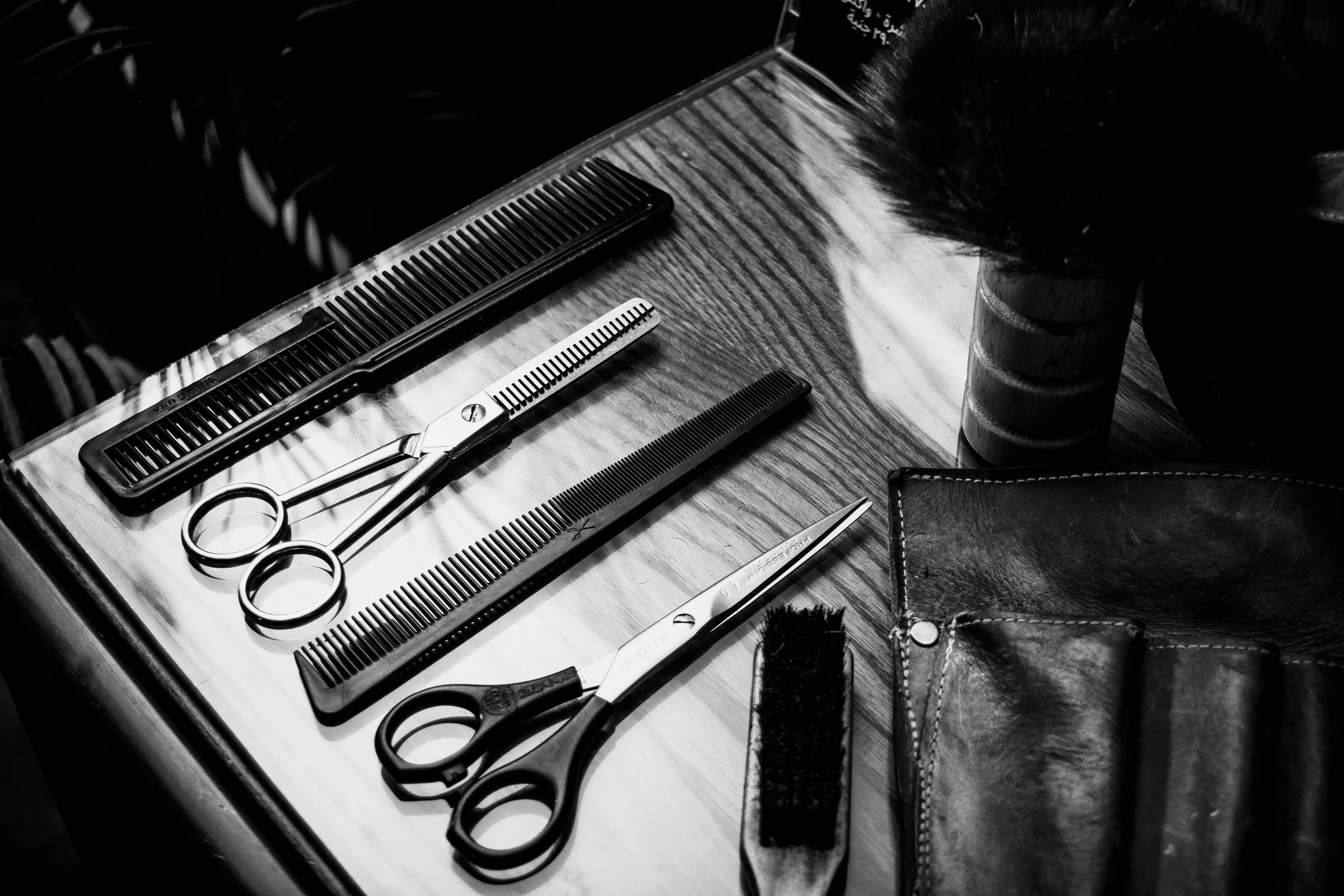 Professionelle Friseurwerkzeuge auf einem Arbeitsplatz im Salon